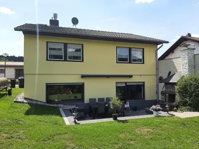 Das Gebäude in dem sich das Ferienhaus befindet