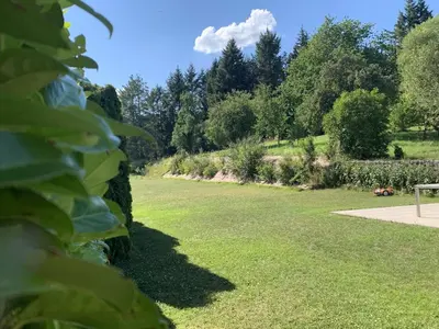 Ein Garten an der Unterkunft Haus Astrid