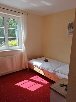 Ein Bett oder Betten in einem Zimmer der Unterkunft Hotel Rosengarten