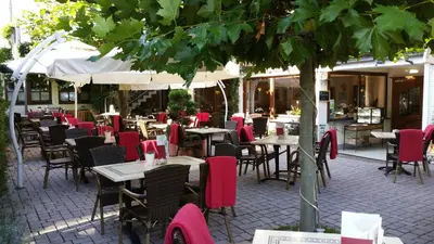 Ein Restaurant oder anderes Speiselokal in der Unterkunft Weinhaus Berg