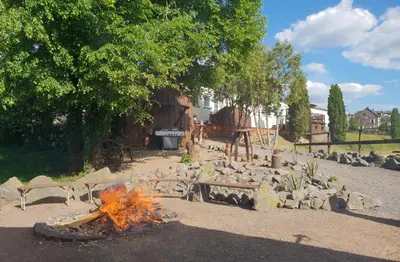 Ein Garten an der Unterkunft Besondere Ferienwohnung Spirit auf idyllischem Reiterhof nahe Burg Eltz
