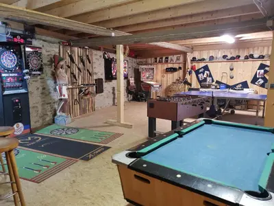 Ein Billardtisch in der Unterkunft Besondere Ferienwohnung Spirit auf idyllischem Reiterhof nahe Burg Eltz
