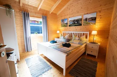 Ein Bett oder Betten in einem Zimmer der Unterkunft Eifel & See - Ferienhäuser am Waldsee Rieden/Eifel