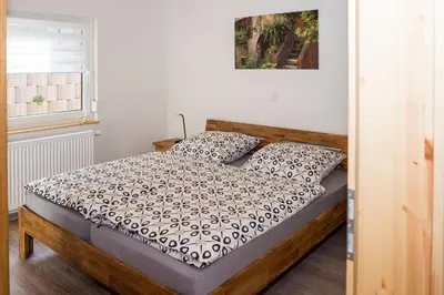Ein Bett oder Betten in einem Zimmer der Unterkunft Eifel & See - Ferienhäuser am Waldsee Rieden/Eifel