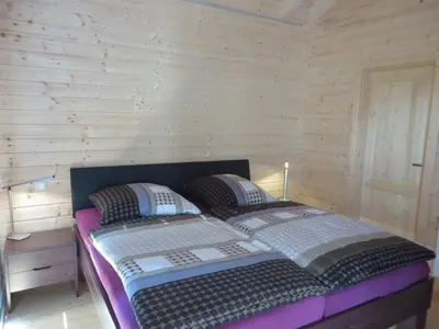 Ein Bett oder Betten in einem Zimmer der Unterkunft Eifel & See - Ferienhäuser am Waldsee Rieden/Eifel