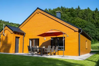 Das Gebäude in dem sich das Ferienhaus befindet