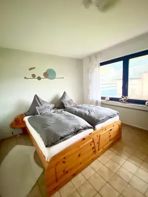 Ein Bett oder Betten in einem Zimmer der Unterkunft Ferienwohnung Zum König