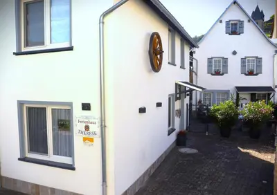 Das Gebäude in dem sich das Ferienhaus befindet