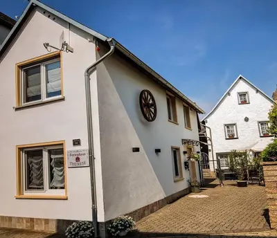 Das Gebäude in dem sich das Ferienhaus befindet