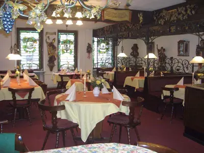 Ein Restaurant oder anderes Speiselokal in der Unterkunft Hotel Weinhaus Am Stiftstor