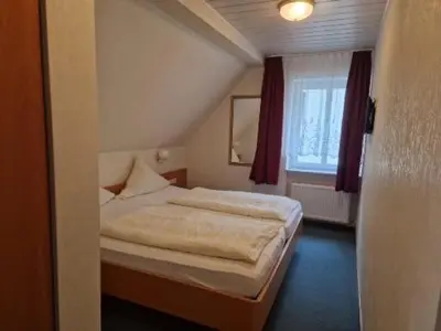 Ein Bett oder Betten in einem Zimmer der Unterkunft Hotel Weinhaus Am Stiftstor