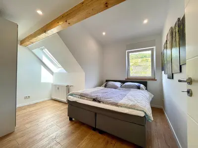 Ein Bett oder Betten in einem Zimmer der Unterkunft Sky Apartment, Sauna, Blick zur Mosel, großer Balkon, Kaffeemaschine, Smart TV
