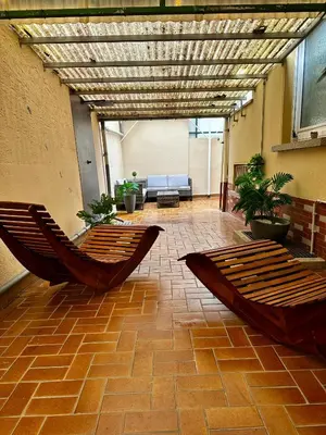 Ein Sitzbereich in der Unterkunft Sky Apartment, Sauna, Blick zur Mosel, großer Balkon, Kaffeemaschine, Smart TV