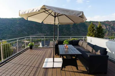 Ein allgemeiner Bergblick oder ein Berglick von der Ferienwohnung aus