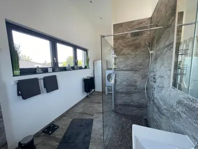 Ein Badezimmer in der Unterkunft #NEU l Seeblick l NETFLIX l BOXSPRING l NESPRESSO l e-TÜR l Terrasse l 82m2