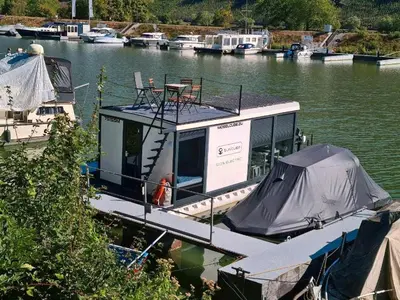 Blick auf einen Fluss in der Nähe des Bootes