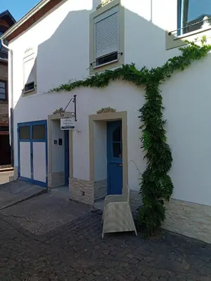 Das Gebäude in dem sich das Ferienhaus befindet