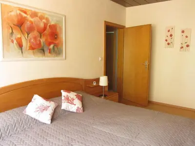 Ein Bett oder Betten in einem Zimmer der Unterkunft Ferienwohnung Roter Wingert