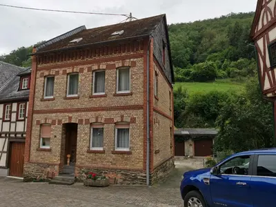 Das Gebäude in dem sich das Ferienhaus befindet