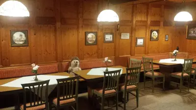 Ein Restaurant oder anderes Speiselokal in der Unterkunft Ferien und Selbstversorgerhaus für Gruppen Sauerthaler Hof - Loreley