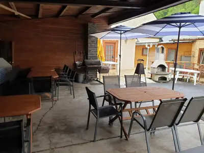 Ein Restaurant oder anderes Speiselokal in der Unterkunft Ferien und Selbstversorgerhaus für Gruppen Sauerthaler Hof - Loreley