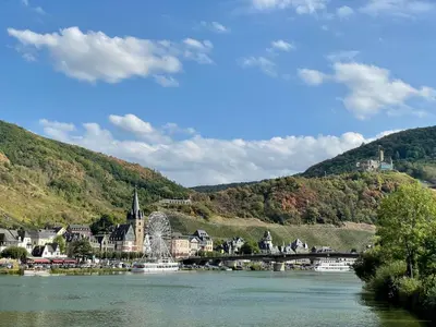 Naturlandschaft in der Nähe des Bootes