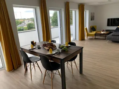 Ein Sitzbereich in der Unterkunft eifel24, neu, modern mit Dachterrasse