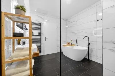 Ein Badezimmer in der Unterkunft JUNIPRO Luxury Apartments