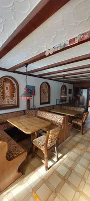 Ein Sitzbereich in der Unterkunft Black Bear Bikers Pub-Hotel