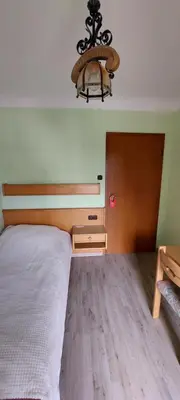 Ein Bett oder Betten in einem Zimmer der Unterkunft Black Bear Bikers Pub-Hotel