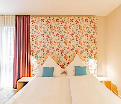 Ein Bett oder Betten in einem Zimmer der Unterkunft Johannishof Wein-Café & Gästehaus