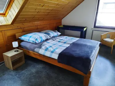 Ein Bett oder Betten in einem Zimmer der Unterkunft Ferienwohnung im schönen Brohltal
