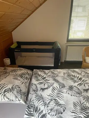 Ein Bett oder Betten in einem Zimmer der Unterkunft Ferienwohnung im schönen Brohltal