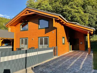 Das Gebäude in dem sich das Ferienhaus befindet