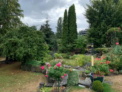 Ein Garten an der Unterkunft Grüne Oase