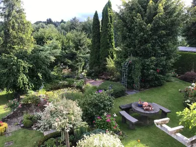 Ein Garten an der Unterkunft Grüne Oase