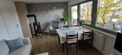 Ein Sitzbereich in der Unterkunft gemütliche Wohnung mit Kamin - Sunny Hill Holiday Home
