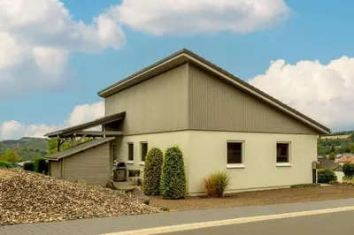 Das Gebäude in dem sich das Ferienhaus befindet