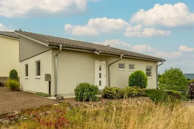 Das Gebäude in dem sich das Ferienhaus befindet