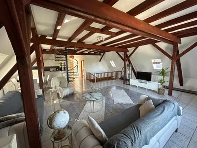 Ein Sitzbereich in der Unterkunft Schöne große Maisonettenwohnung in Weißenthurm