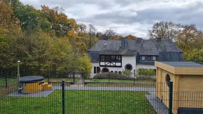Das Gebäude in dem sich das Ferienhaus befindet