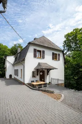 Das Gebäude in dem sich das Ferienhaus befindet