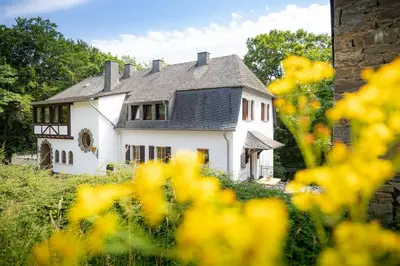 Ein Garten an der Unterkunft Landhaus Karbach mit Gartensauna und Hot Tub, eingezäunter Garten, 4-10 Personen