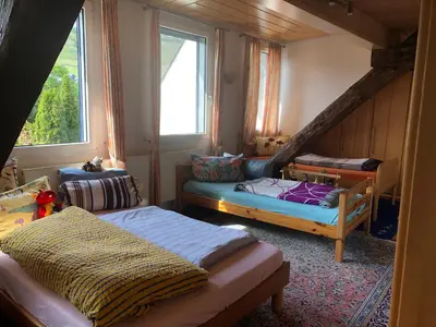 Ein Bett oder Betten in einem Zimmer der Unterkunft Familien-Zimmer mit Bad und Garten in Privathaus hell, gemütlich, ruhig, eigenes großes Badezimmer