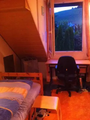 Ein Bett oder Betten in einem Zimmer der Unterkunft Familien-Zimmer mit Bad und Garten in Privathaus hell, gemütlich, ruhig, eigenes großes Badezimmer