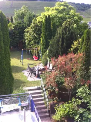 Ein Garten an der Unterkunft Familien-Zimmer mit Bad und Garten in Privathaus hell, gemütlich, ruhig, eigenes großes Badezimmer