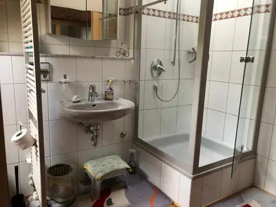 Ein Badezimmer in der Unterkunft Familien-Zimmer mit Bad und Garten in Privathaus hell, gemütlich, ruhig, eigenes großes Badezimmer