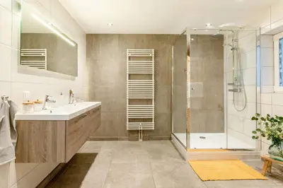 Ein Badezimmer in der Unterkunft Spacious Home Sauna Hot Tub Pool Patio BBQ