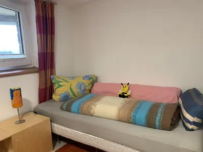 Ein Bett oder Betten in einem Zimmer der Unterkunft Doppelzimmer mit neuem Bad und Sportpool-Nutzung außen, Villa Naturpark, Garten mit Rheinblick