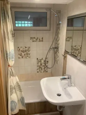 Ein Badezimmer in der Unterkunft Doppelzimmer mit neuem Bad und Sportpool-Nutzung außen, Villa Naturpark, Garten mit Rheinblick